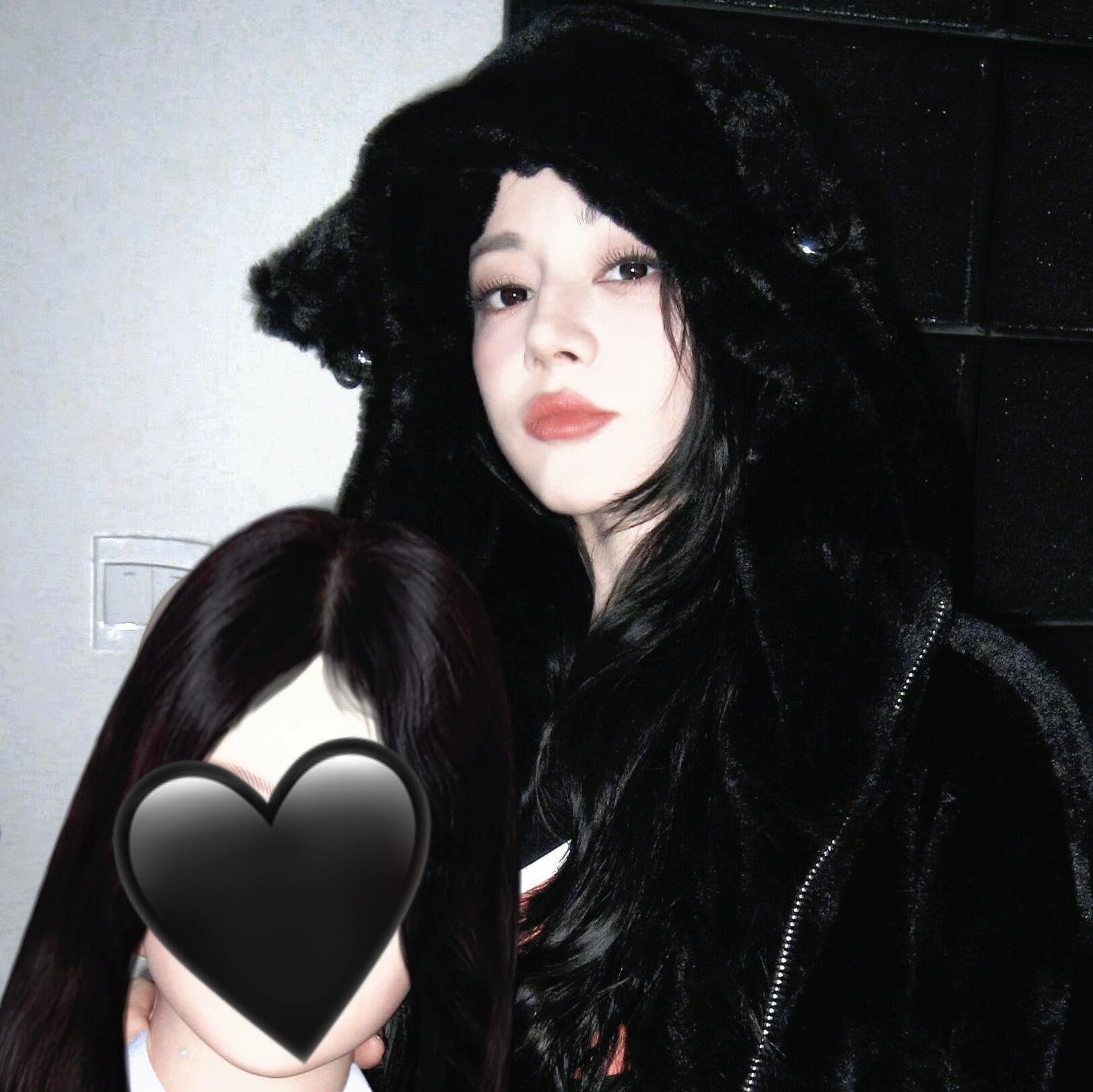 哈哈哈，一个爱丽丝给迪丽热巴最新自拍P了个情头，你会用第二张吗？