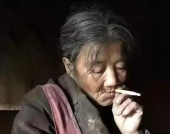 2013年甘肃女流浪汉张素英蜗居在荒凉的破窑洞里，却每天坚持把脸洗得干干净净、头