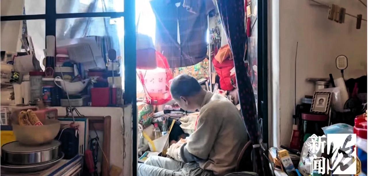 上海“闭关男” ，60 岁不上厕所，屎尿全塞塑料袋！整栋楼臭到窒息，邻居 20 
