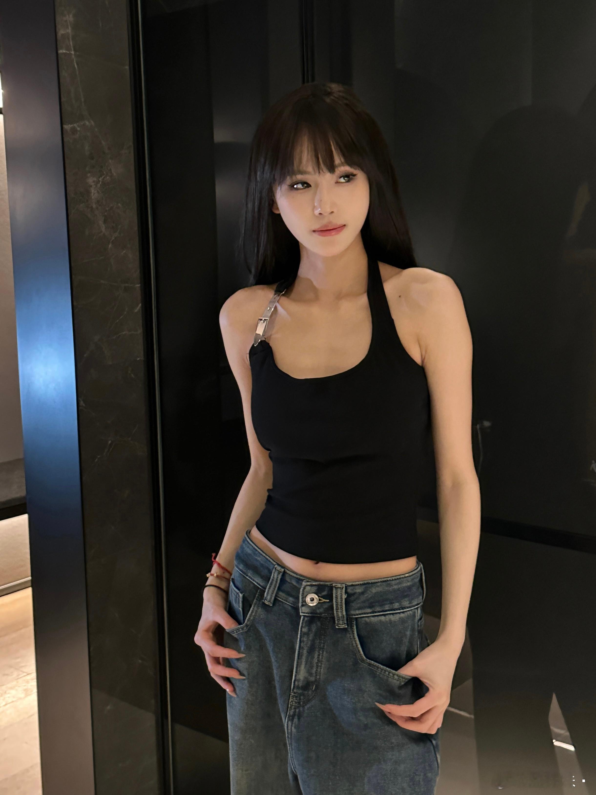 明天中午12:00哦宝们 这一期很多款式 不同风格 不贵！首播价！而且现货！直播