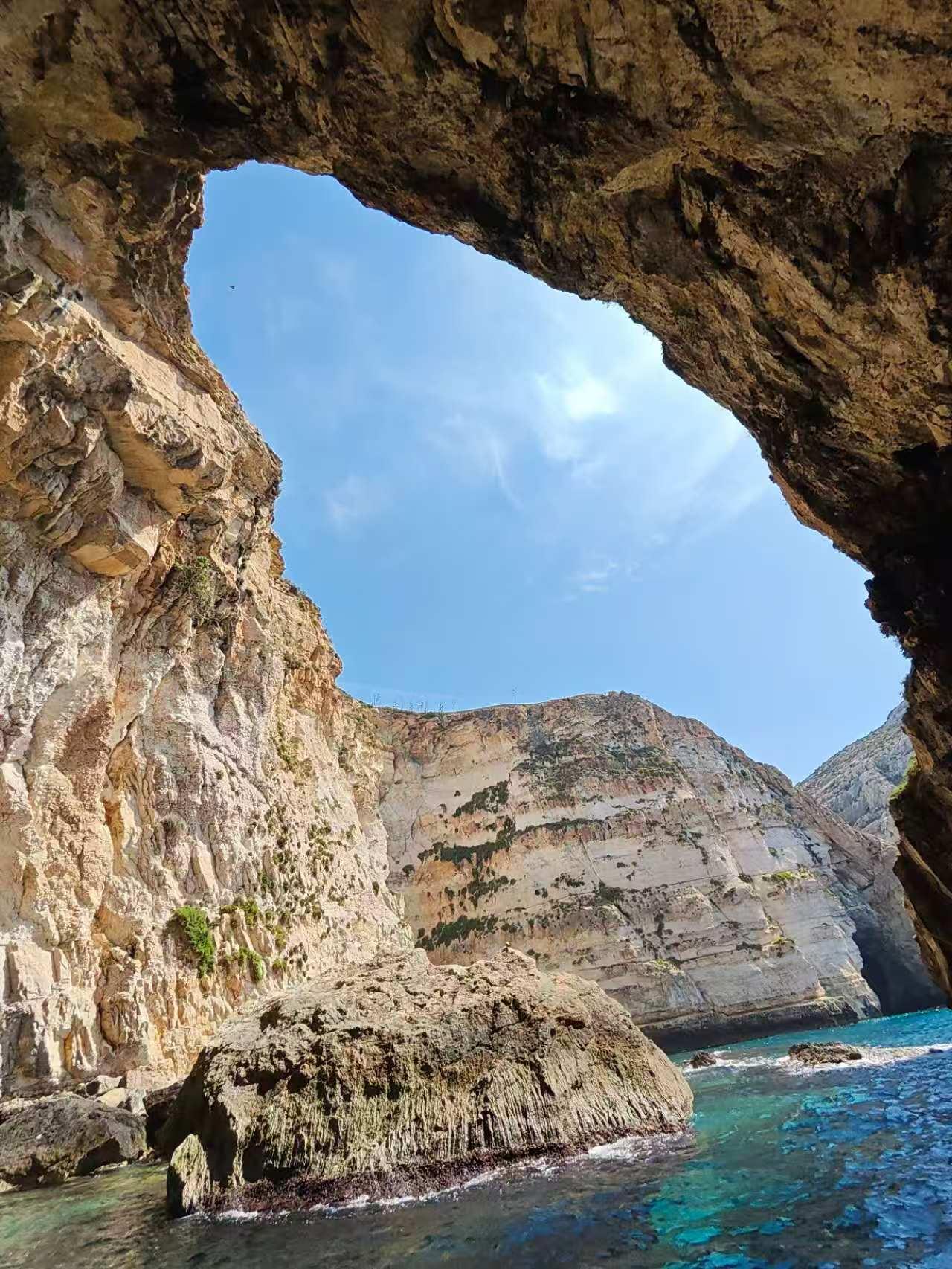 探秘海边洞穴，遇见绝美海岸线！🌊🏖️
上联:山岩洞中窥碧海，
下联:海天一色