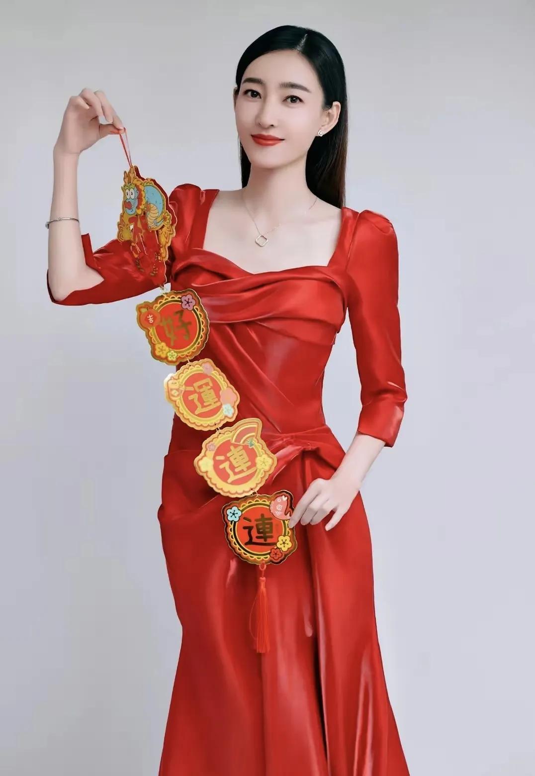 好喜庆的美女，国泰民安脸，你知道她是谁吗？#娱乐# #明星#