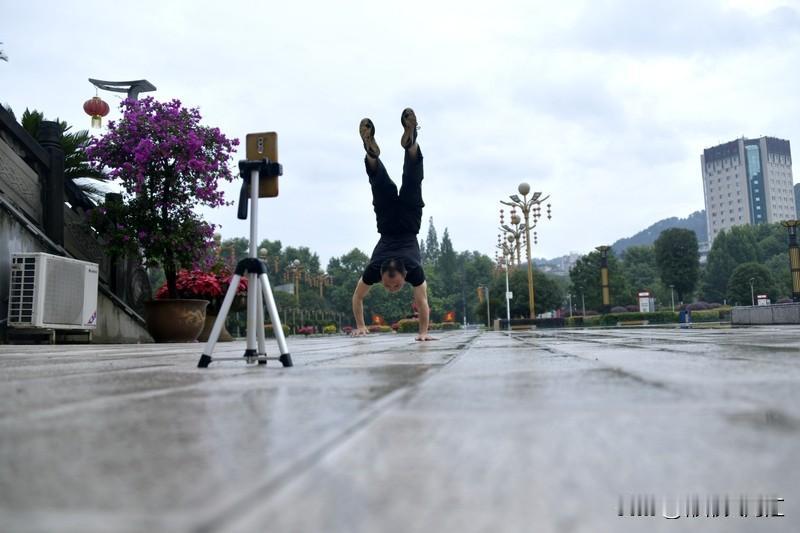 每天刷手机到底能挣多少钱？这得看你咋个刷法。像刷短视频给点赞评论，一天累死累活可