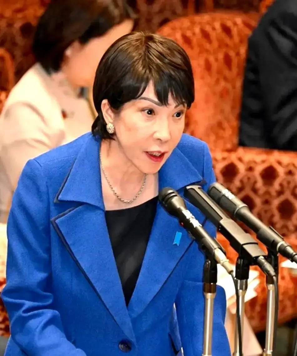 日本回复来了 根据日媒11月25日报道，日本内阁会议批准了首相高市早苗的“武力介