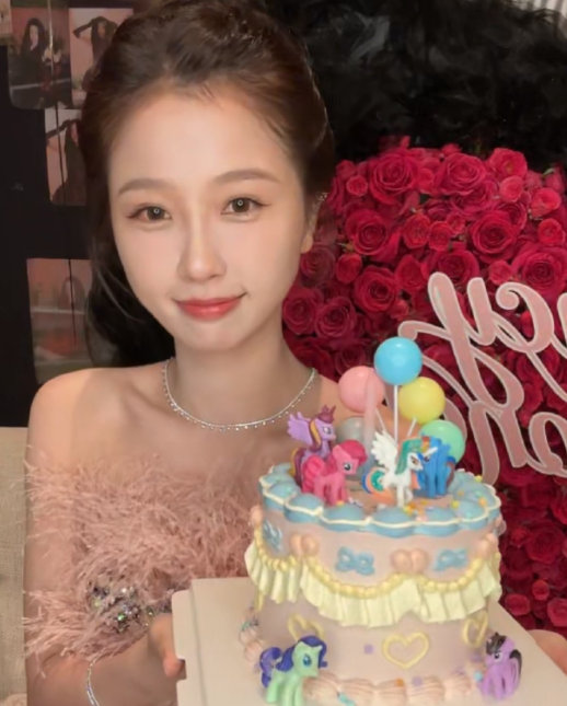 虞书欣生日直播穿粉色高定，重返千金时期[哇]感觉欣欣子又瘦了，闻蛋糕还不小心把奶