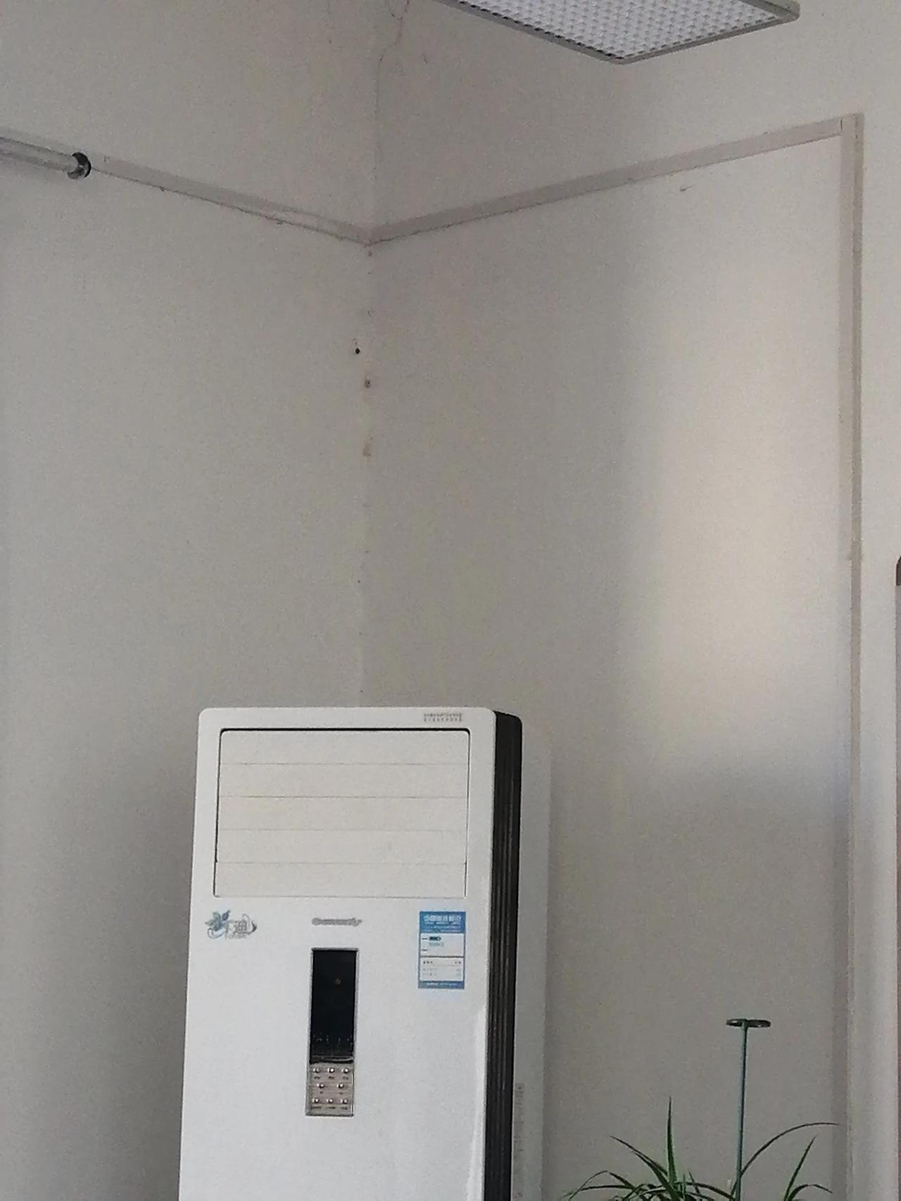 室温29度，室外35度，可是有个同事不让开空调怎么办？

不知道大家有没有遇到过