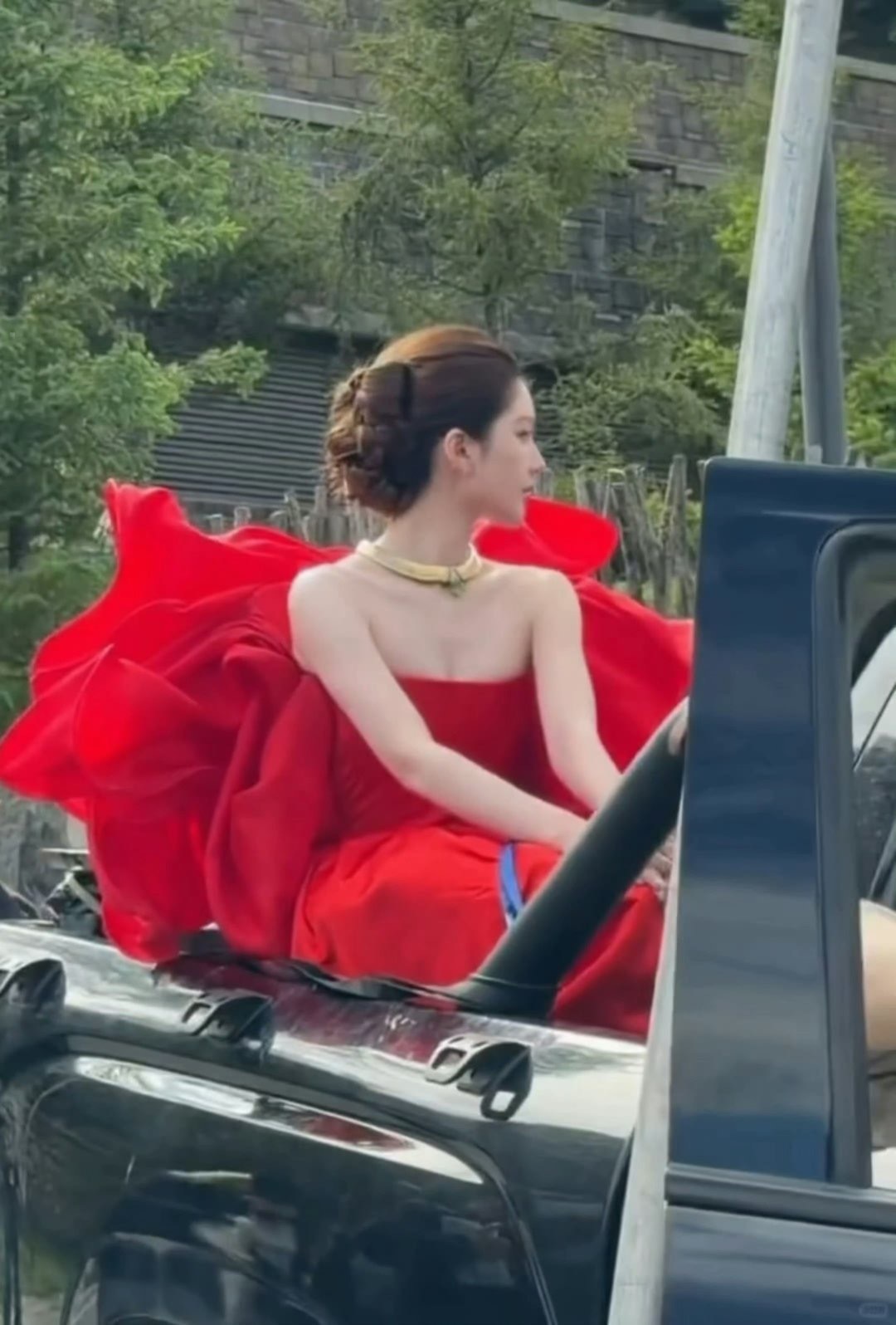 赵露思 × VOGUE山谷假日 露思今日第二套造型～身穿 Stéphane Ro