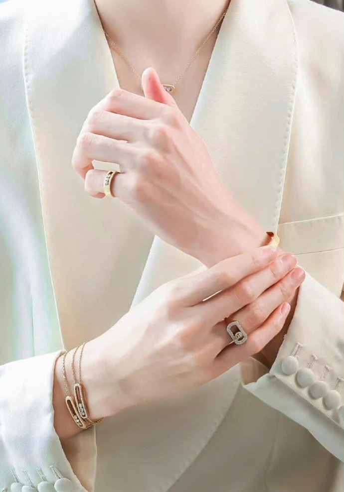 谁能忍住不看龚俊的手龚俊的手 视线锁定器女娲在捏龚俊的时候没少费心吧，不然怎么能