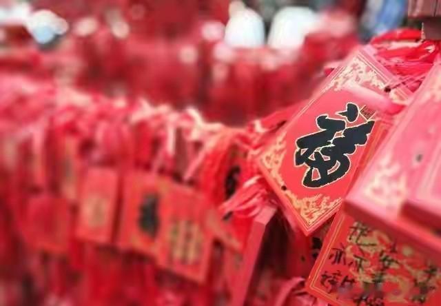 明日五月初二，叮嘱家人：1不游、2要祝、3不搬、4要吃，别大意！
 
明天是农历