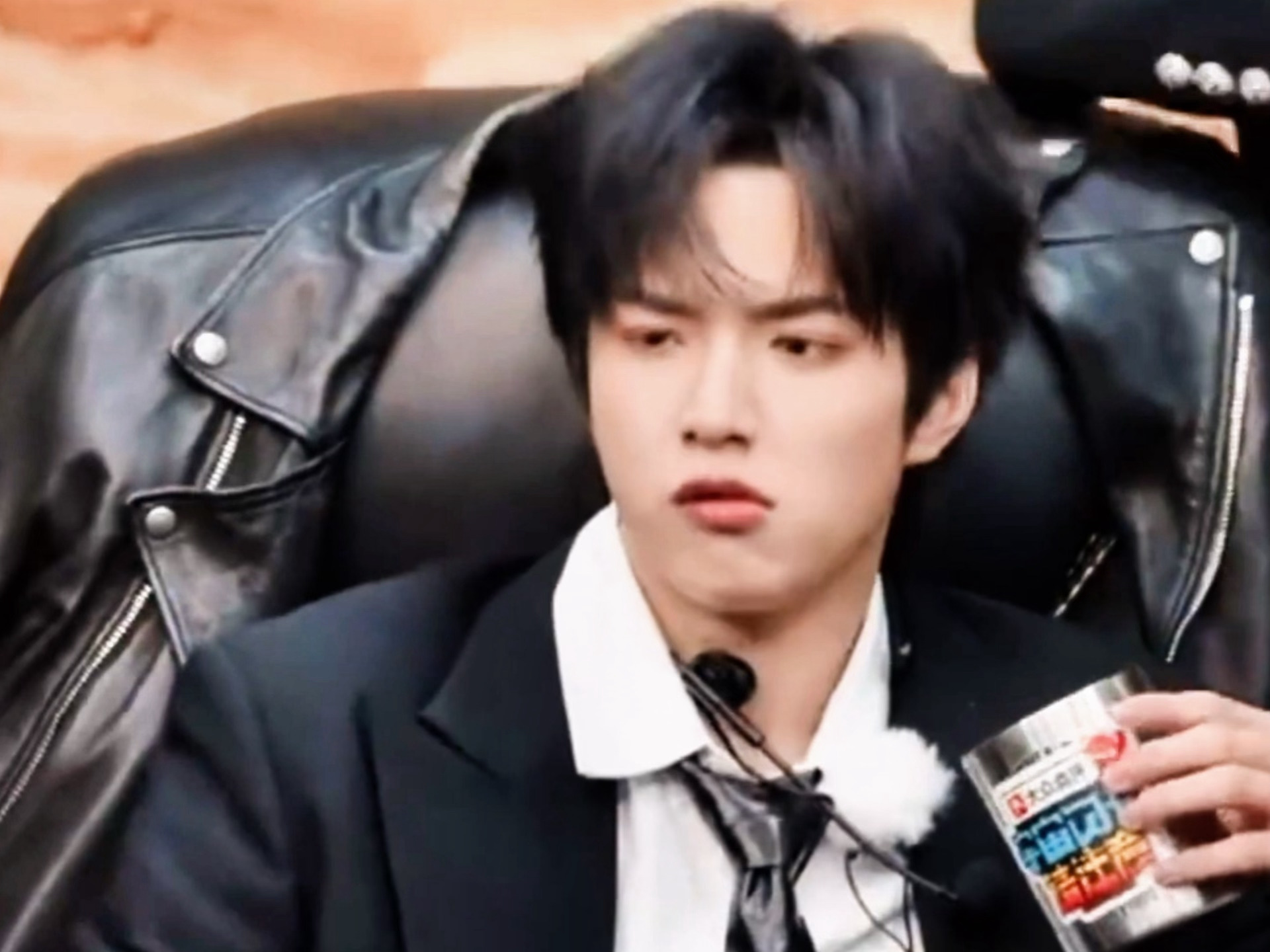 Baby boss驾到！刘耀文坐在李飞办公椅上 刘耀文六老幺来了