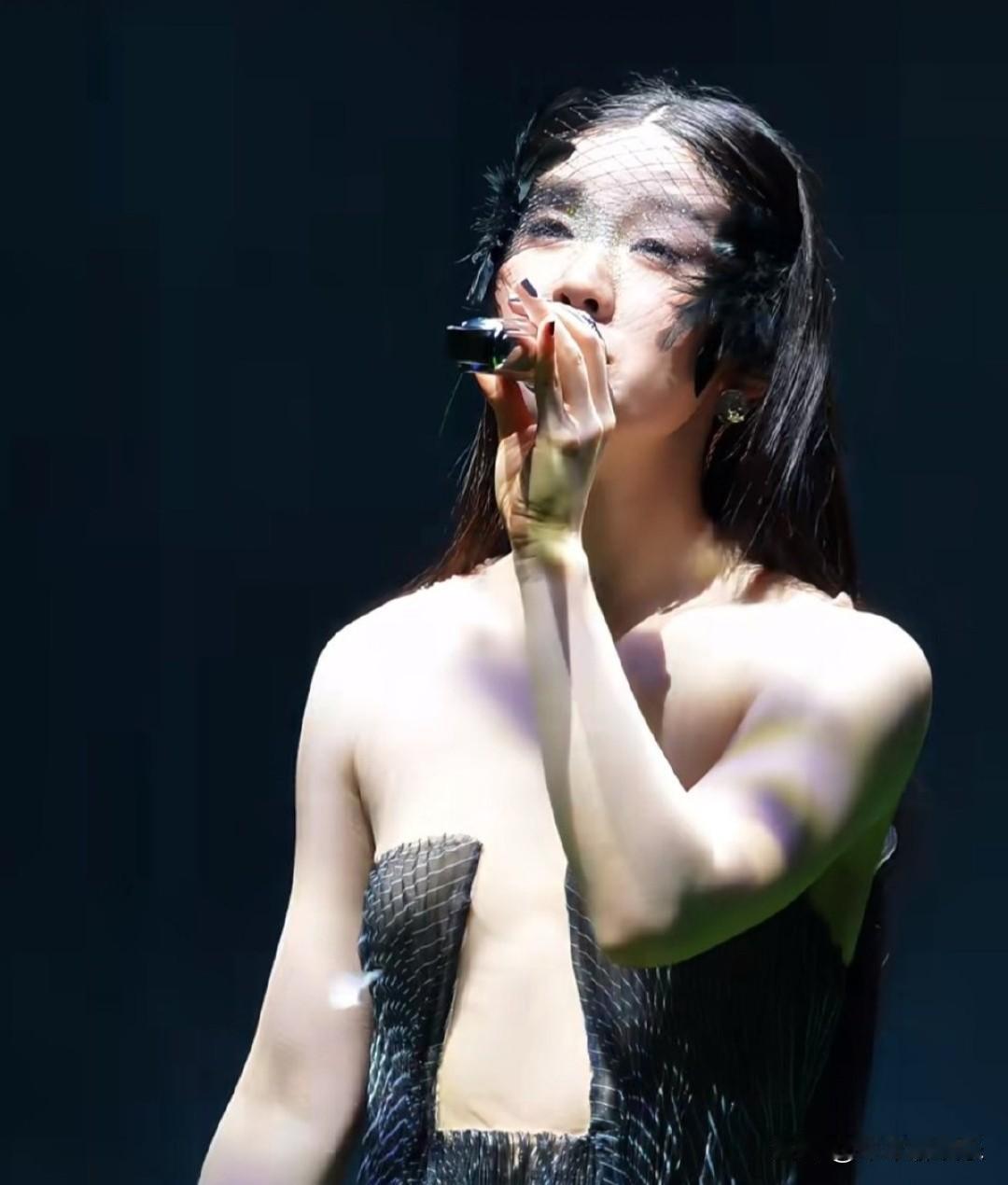不得不说，
单依纯演唱会的这身造型真的好雷霆呀，
这衣服造型感觉是越来越抽象了，
