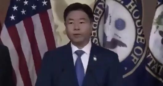 特朗普这次是真的怕了！特朗普不慌中俄联手，也不怕欧盟，更不会慌北约，但这一次他真