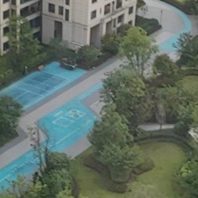 窗外俯瞰，满眼郁郁葱葱。城市楼宇，也有属于自然的温柔🍃 