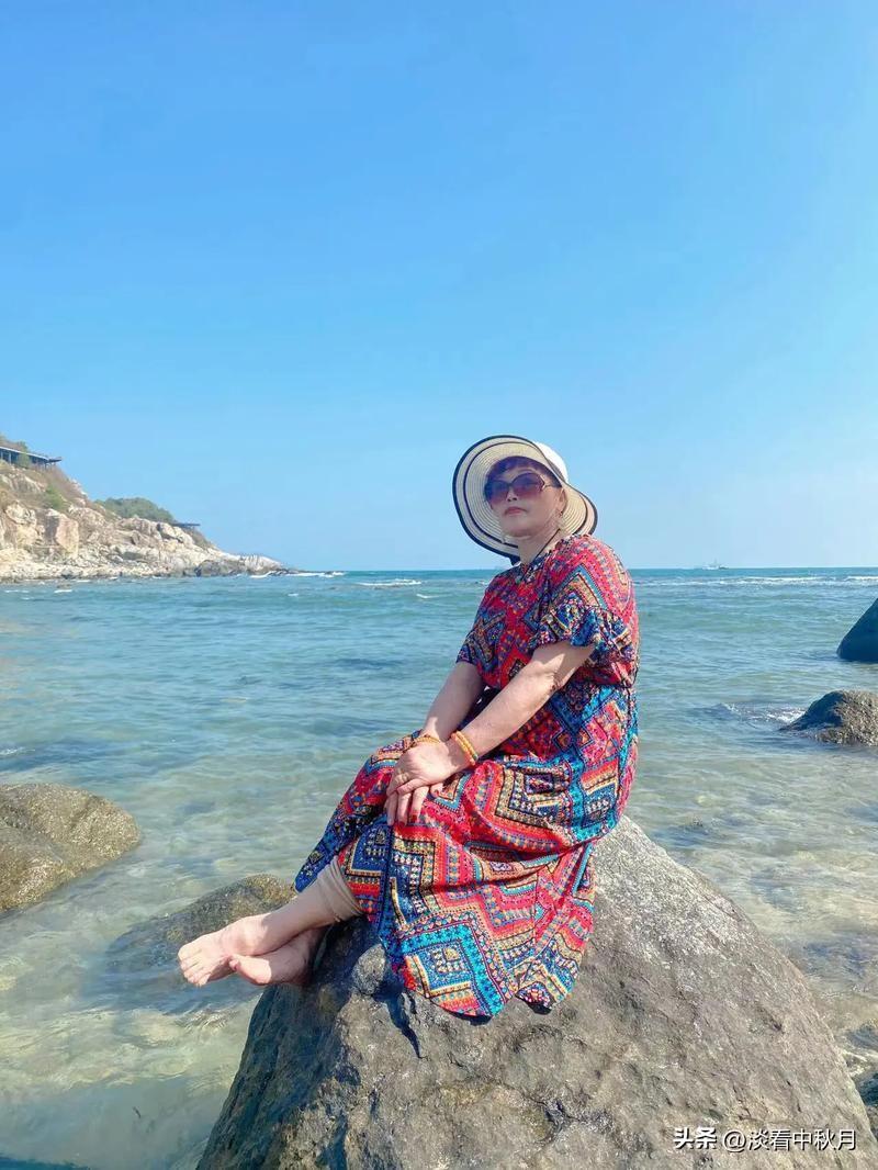 哎，说起我婆婆啊，那可真是个美人胚子，五官精致得能勾勒出她年轻时风华绝代的模样，