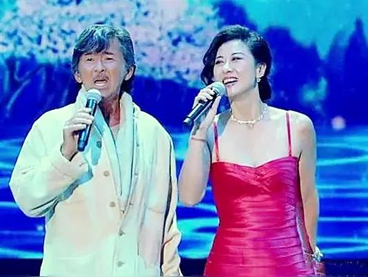 近期，林子祥与叶倩文在香港共同举办演唱会，吸引大批观众到场观看，现场氛围热烈。