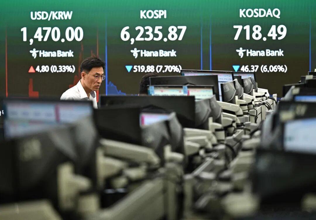 韩股股市近期暴跌，韩国总统室政策室长金容范认为主要原因有俩:①中国长鑫存储上市后