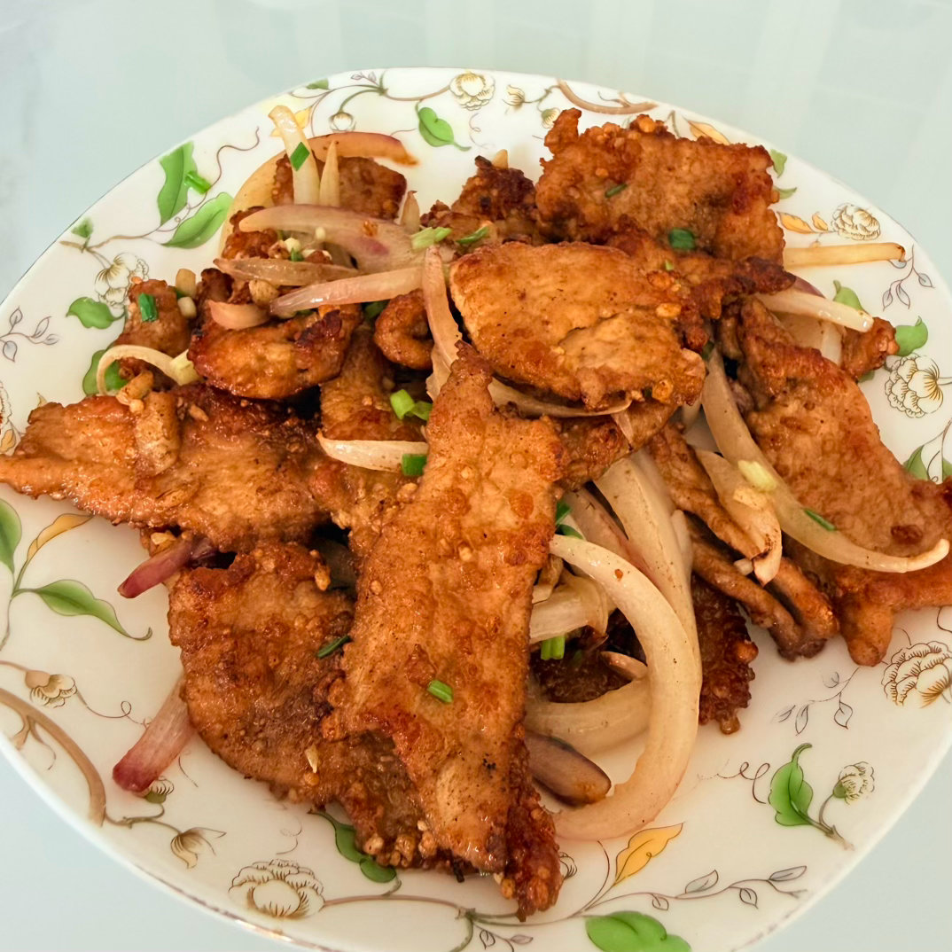 整了道新菜，椒盐小猪排，直接香迷糊！外皮焦香，肉嫩入味，好吃到差点停不下来[笑c