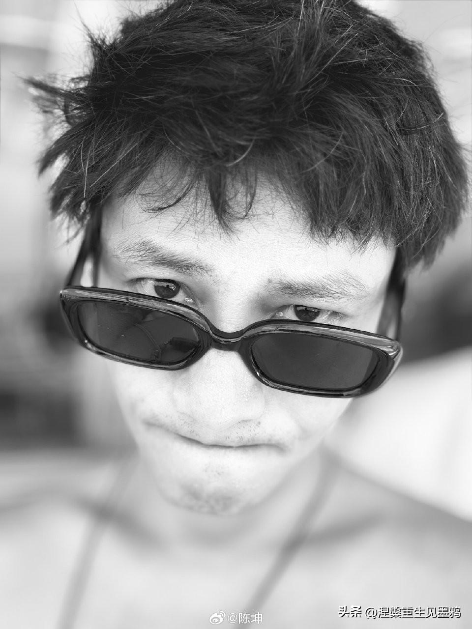 陈坤的评论区好热闹
这是陈坤在户外度假时拍摄的一张近距离自拍，整体充满松弛的生活
