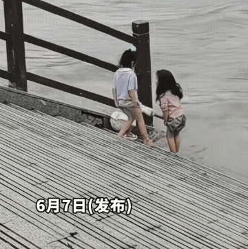 三个小女孩在河边玩水，好心路人训斥多次让孩子们上岸，谁知她们走了又来，根本不听劝