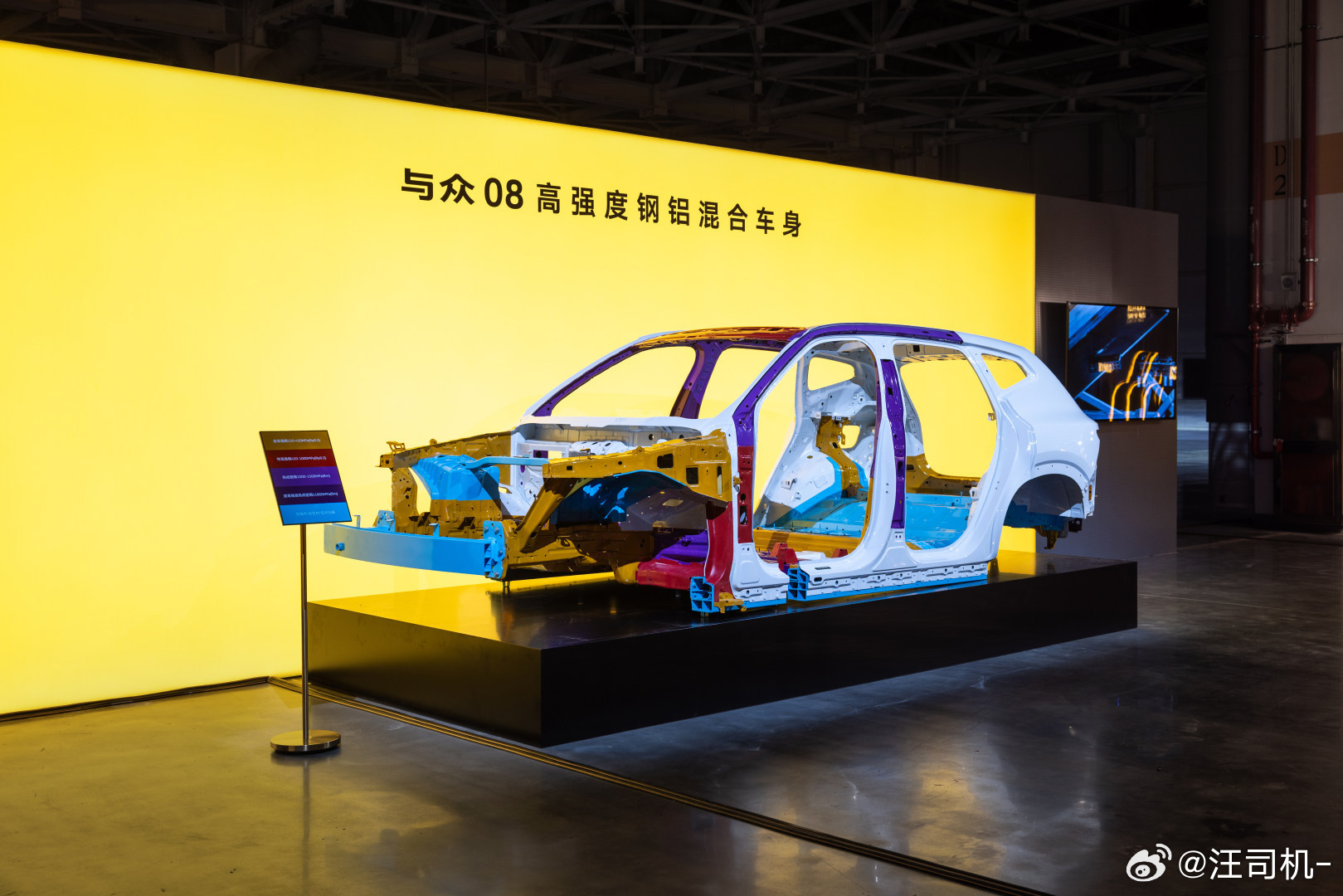 众所周知，轴距与扭转刚度成反比，与众08的轴距比小鹏G9长了约32mm，但抗扭刚