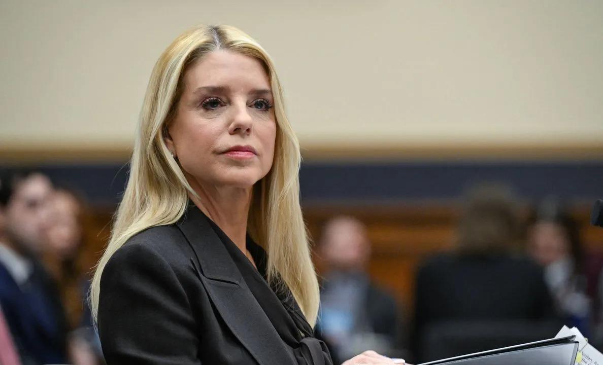 邦迪又闯祸了！美国司法部起诉加州翻车，一个标题有可能输掉整场官司？

美国政坛又