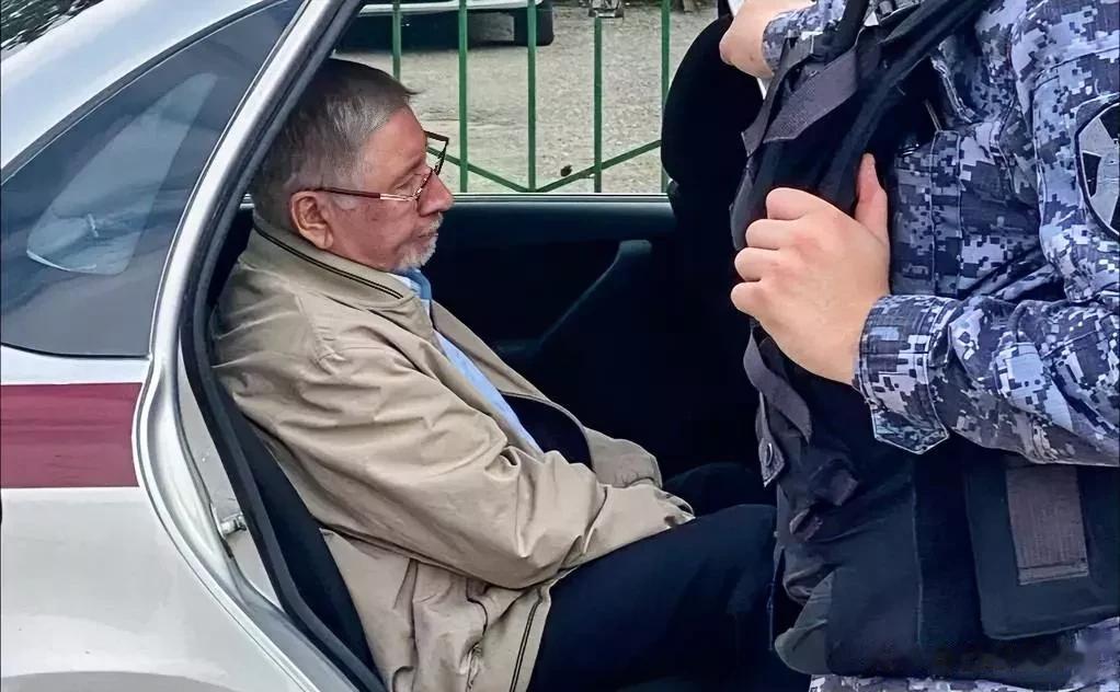 【俄罗斯一名76岁退休老干部纵火焚烧征兵办公室，然后自尽身亡】

俄独立媒体“F