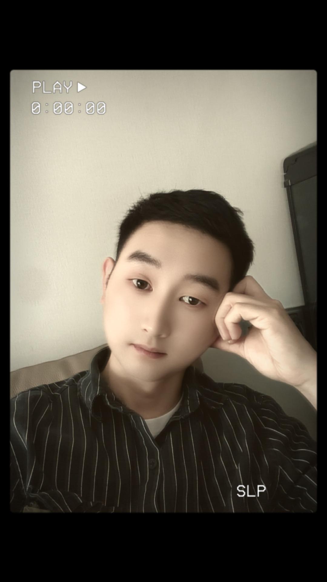 难得这么有雅兴坐在沙发上躺一会。
