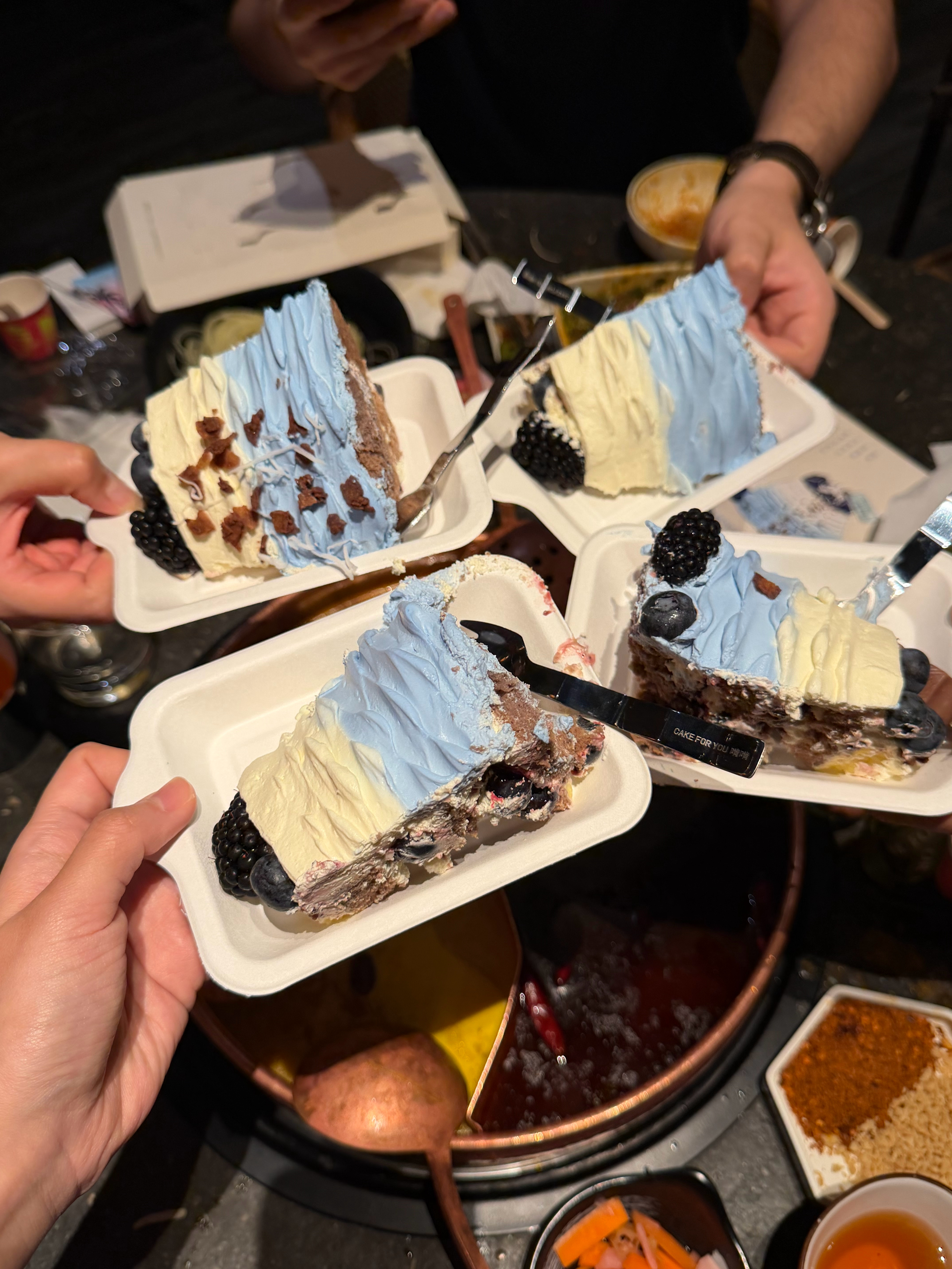今天我们欢聚在这里 庆祝好友迎来了新的一岁生日快乐🎂啃啃的蛋糕老是在视频刷到 