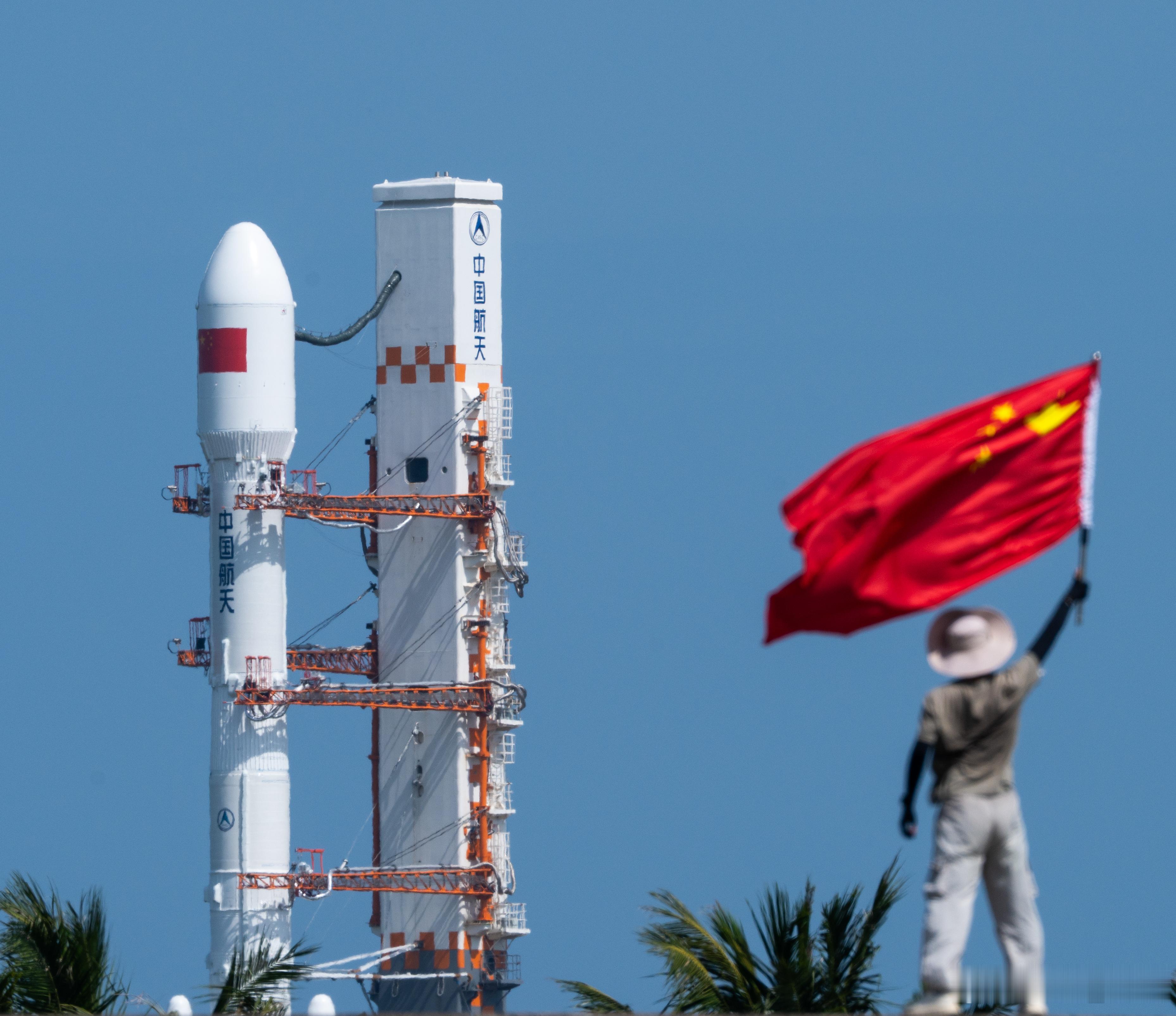 难得的我和火箭的合影——长七甲遥29然后这个构图就被用烂了😂 ​​​