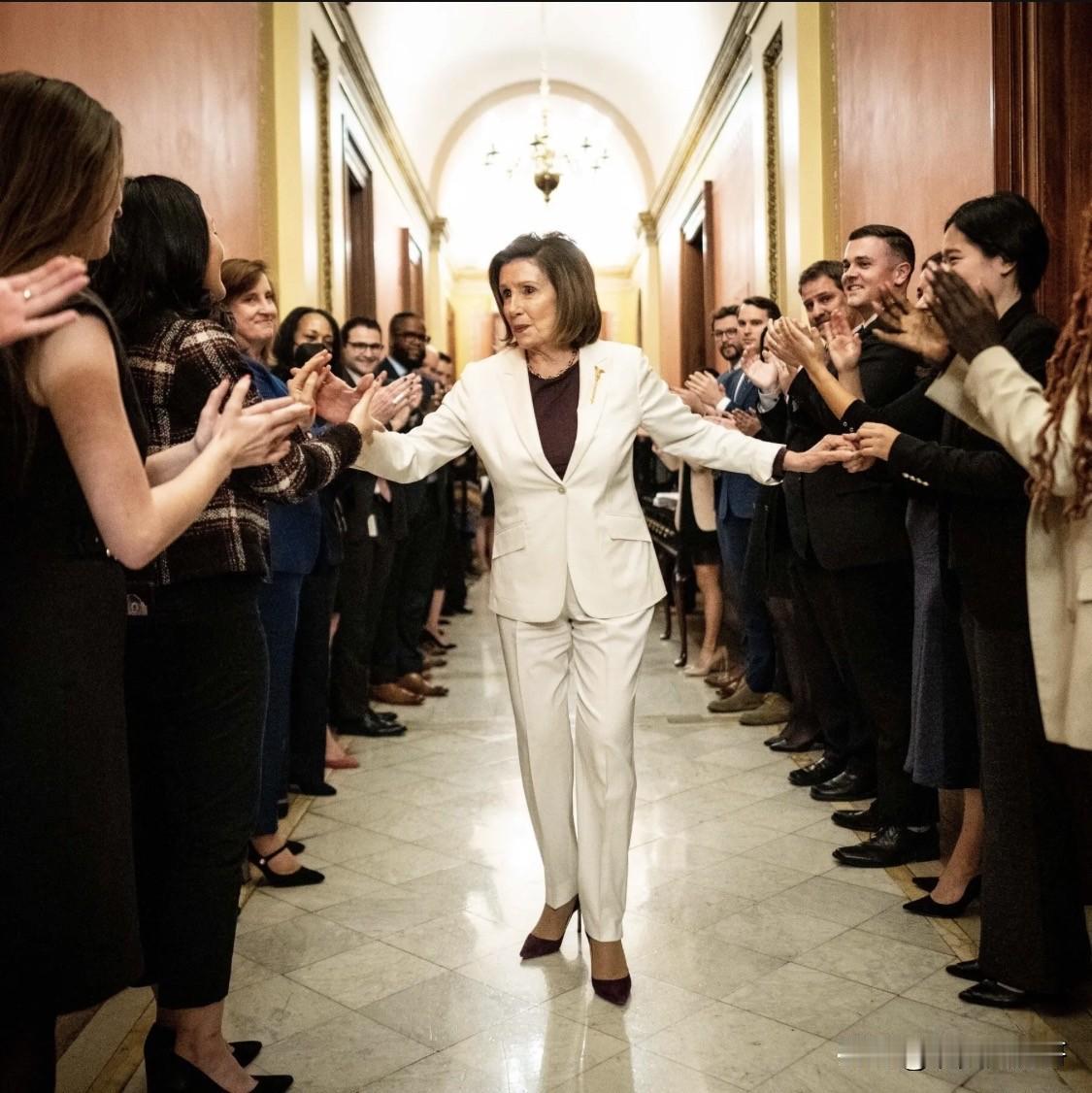 85岁的佩洛西宣布后年退休

    特朗普的对手之一，曾任议长的南希.佩洛西，