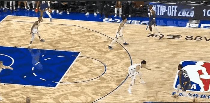 这个防守动作就有问题，在对方启动突破后手应该往上举，干扰对方投篮，然后脚步横移躯