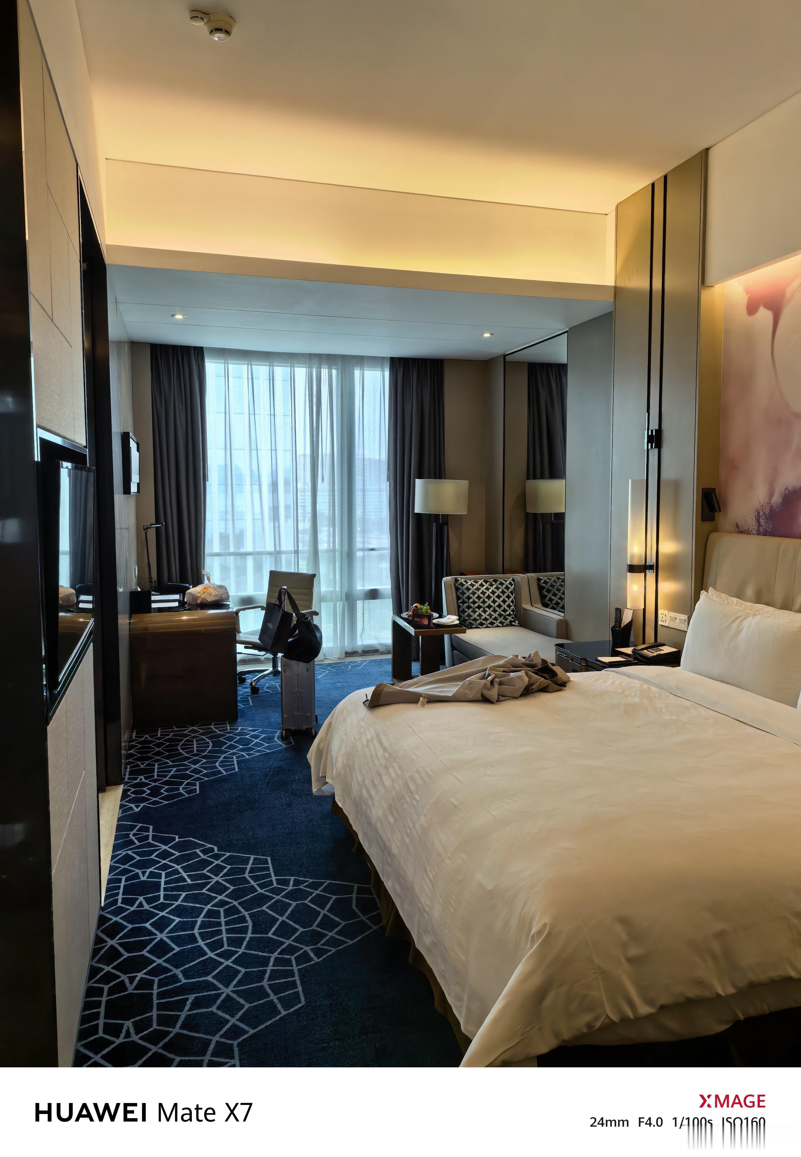 打个飞的来深圳吃晚宴，鸿蒙智行两周年销量破百万。还有一整套冰箱贴纪念 