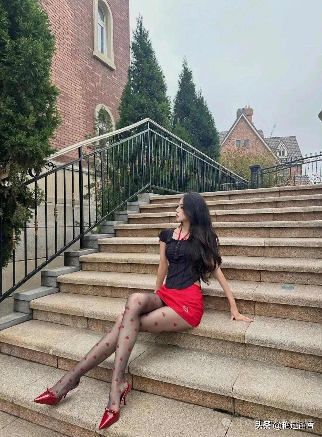 红裙黑发，优雅坐台阶，复古红鞋，惊艳一瞥！如何展现女孩独特的时尚魅力?