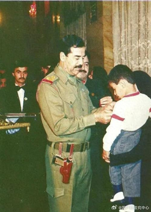 和平时代，哈梅内伊和萨达姆聊得挺欢的。他们俩生前都风光无限，最后都死于非命。 