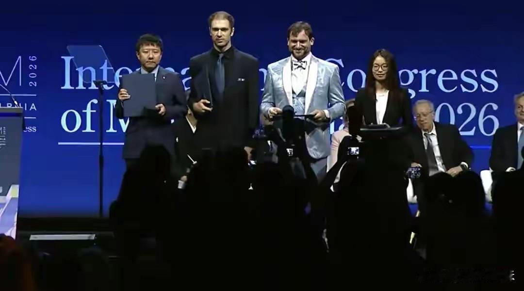 王虹、邓煜凭借各自在数学领域的成就同时获得菲尔兹奖，这样的顶级人才至今还保留着中