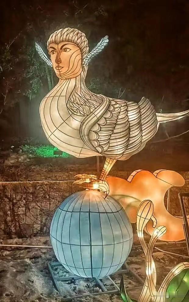 最近，大连劳动公园灯会上出现的一个人面鸡身的造型在网上引起了热议。
好多人不知道