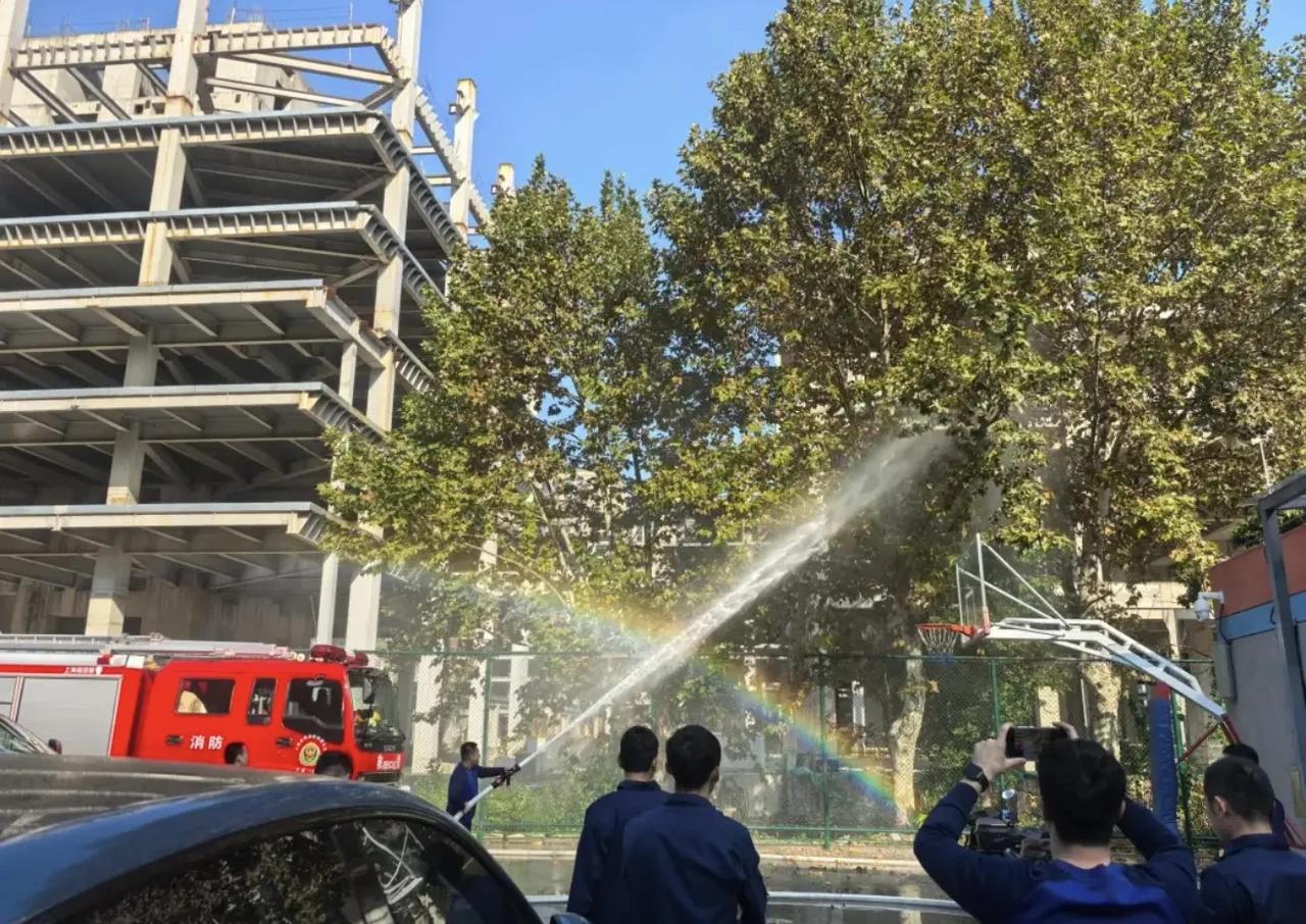 彩虹爱心屋🌈
消防员 浪漫生活的记录者 火焰蓝