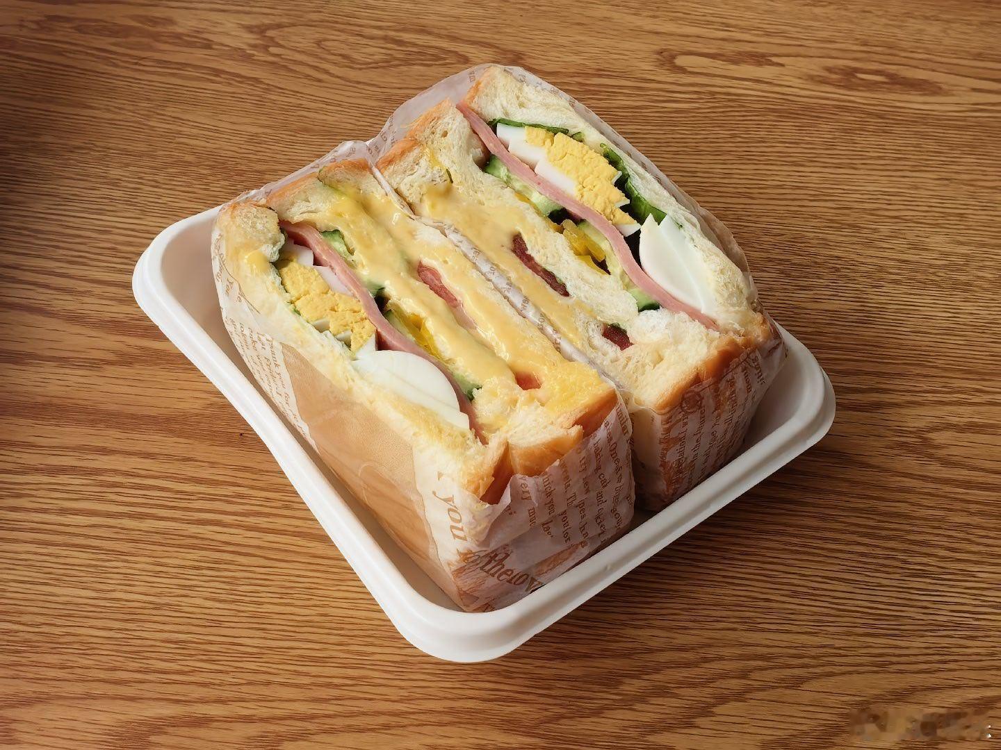 章先生和我崽的阿姨闲扯两句的时候，跟阿姨说：我和乐乐得有二十年了。阿姨下巴差点惊