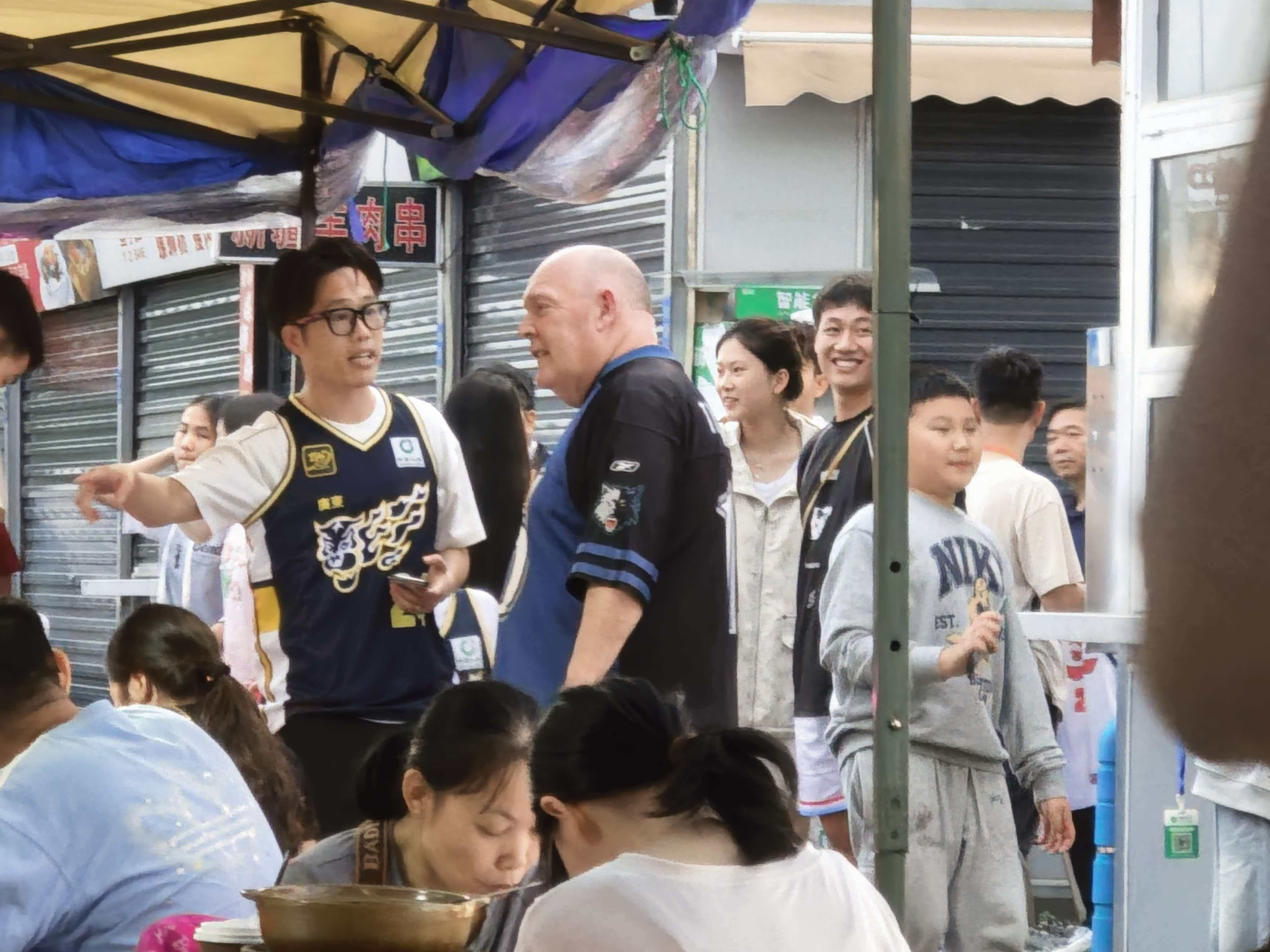 我擦，宏远今天现场还有活动啊。把加内特死忠请来了广东男篮vs广厦男篮