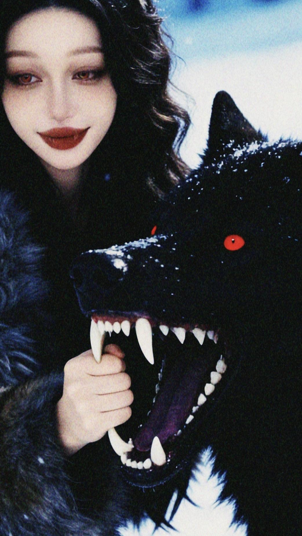 50岁依然保持好状态之蒙古族姑娘天生爱狼。“他们吃不饱的时候才最乖”人...