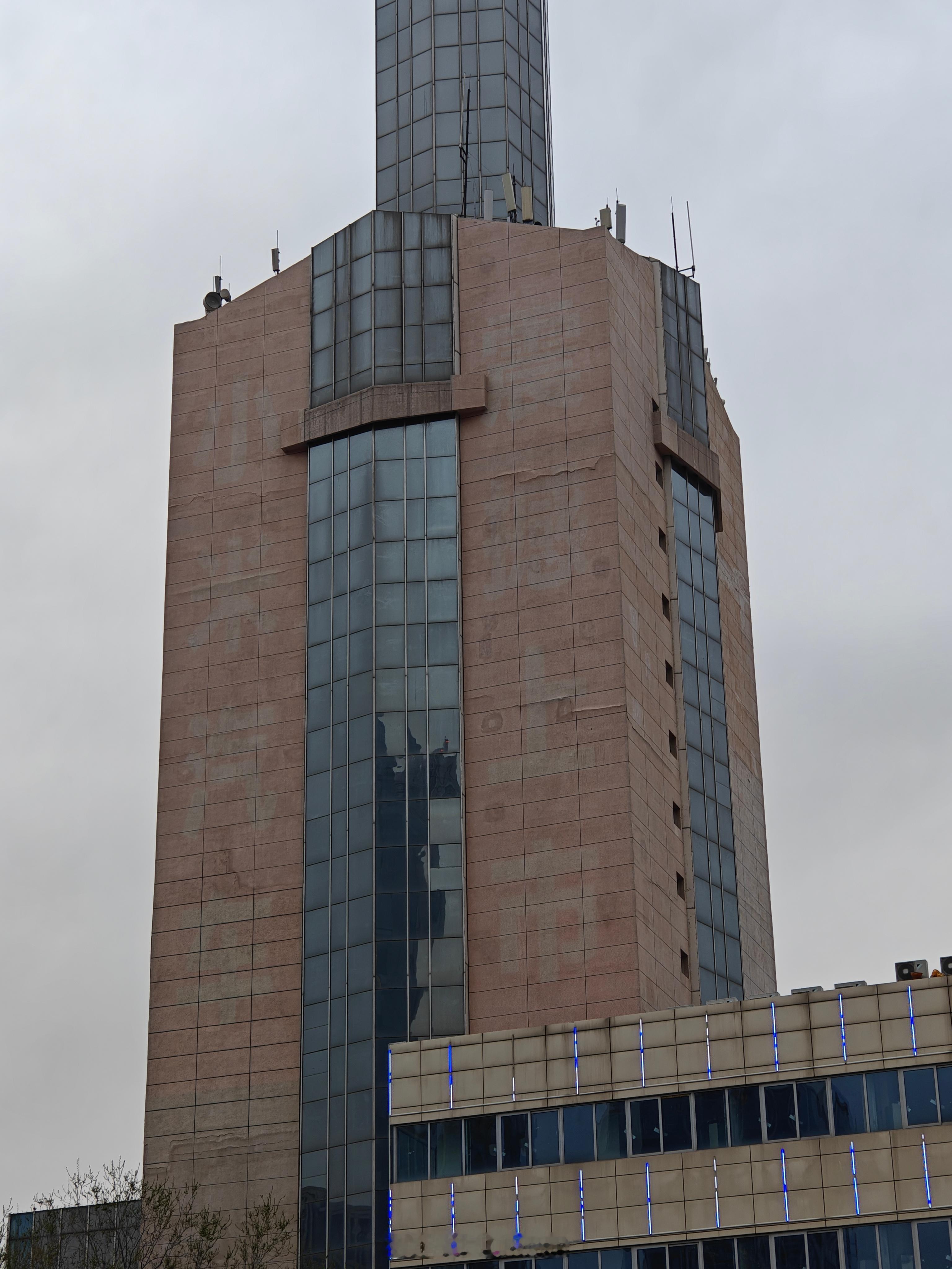 #小米su7价格# 媒体老师们所在的酒店楼下。 ​​​