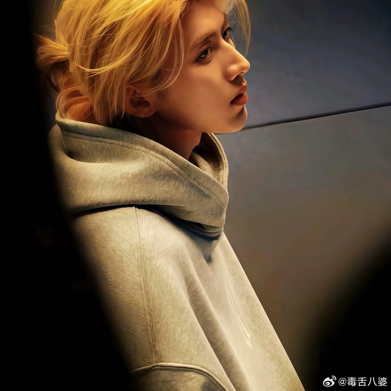 蔡徐坤洛杉矶飞机横幅除了飞机横幅，当天还有流动三面屏车和免费饮品车，500杯饮料