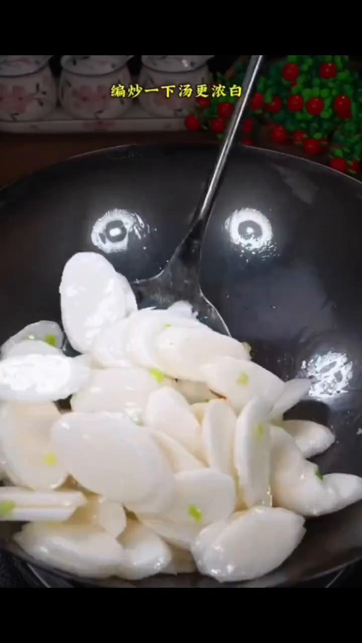 不仅汤鲜味美，味道特别鲜美。
·山药切片，再撒上葱花和枸杞。
·饭店一份脆嫩爽口