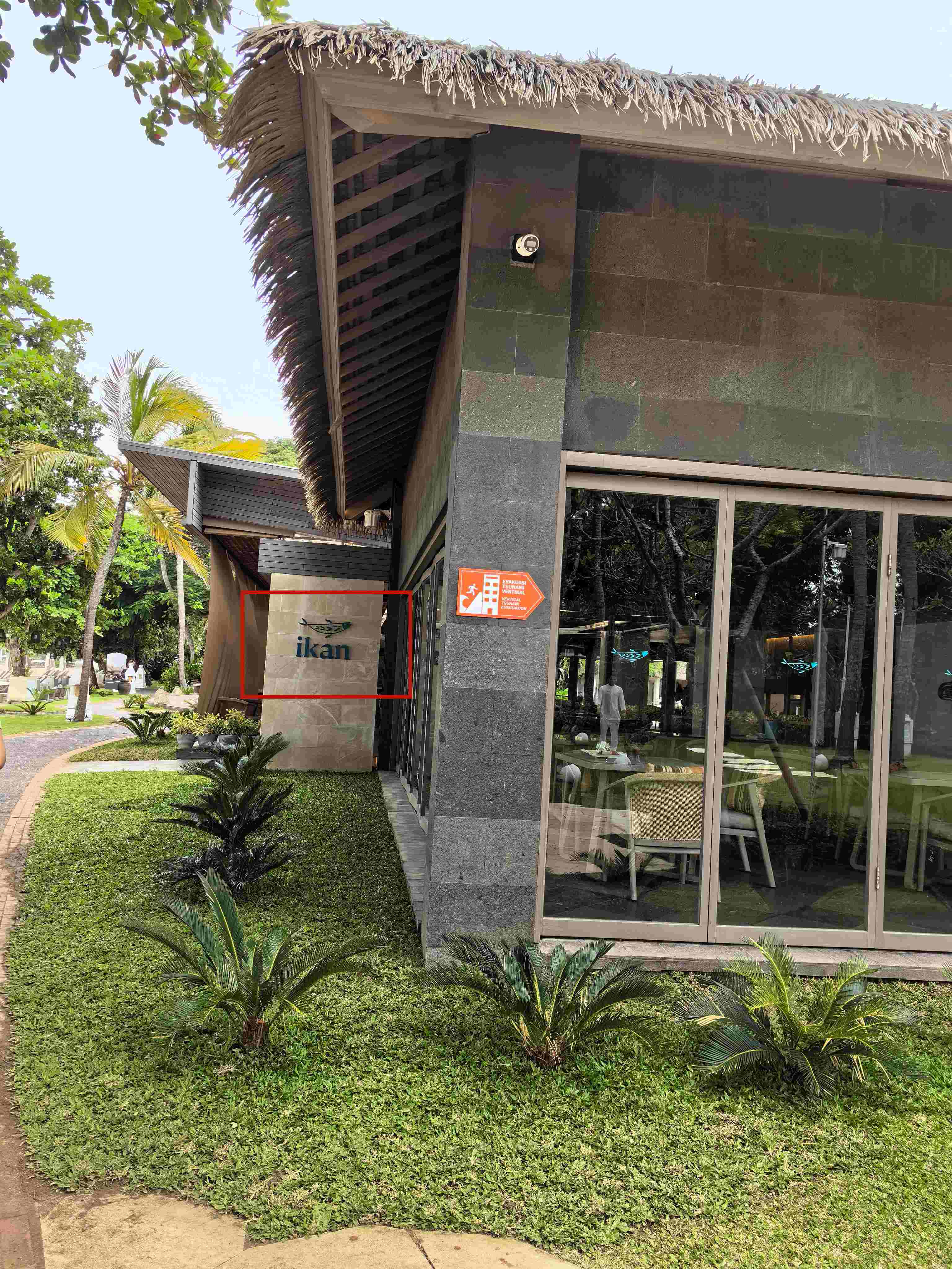 这是位于巴厘岛的 ikan（爱侃）粉丝会所，进去报我名字，可以打....骨折[哈