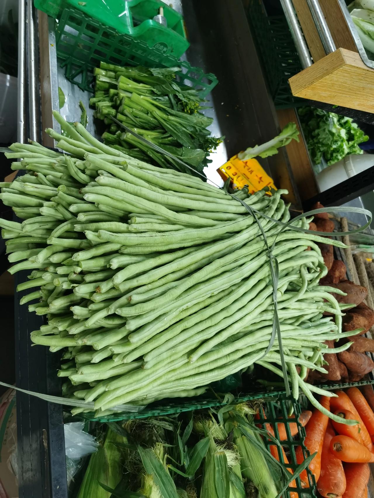 好漂亮的肉豆角，今天4.68元一斤，前两天要7块多一斤，价格变动好大，买几根2
