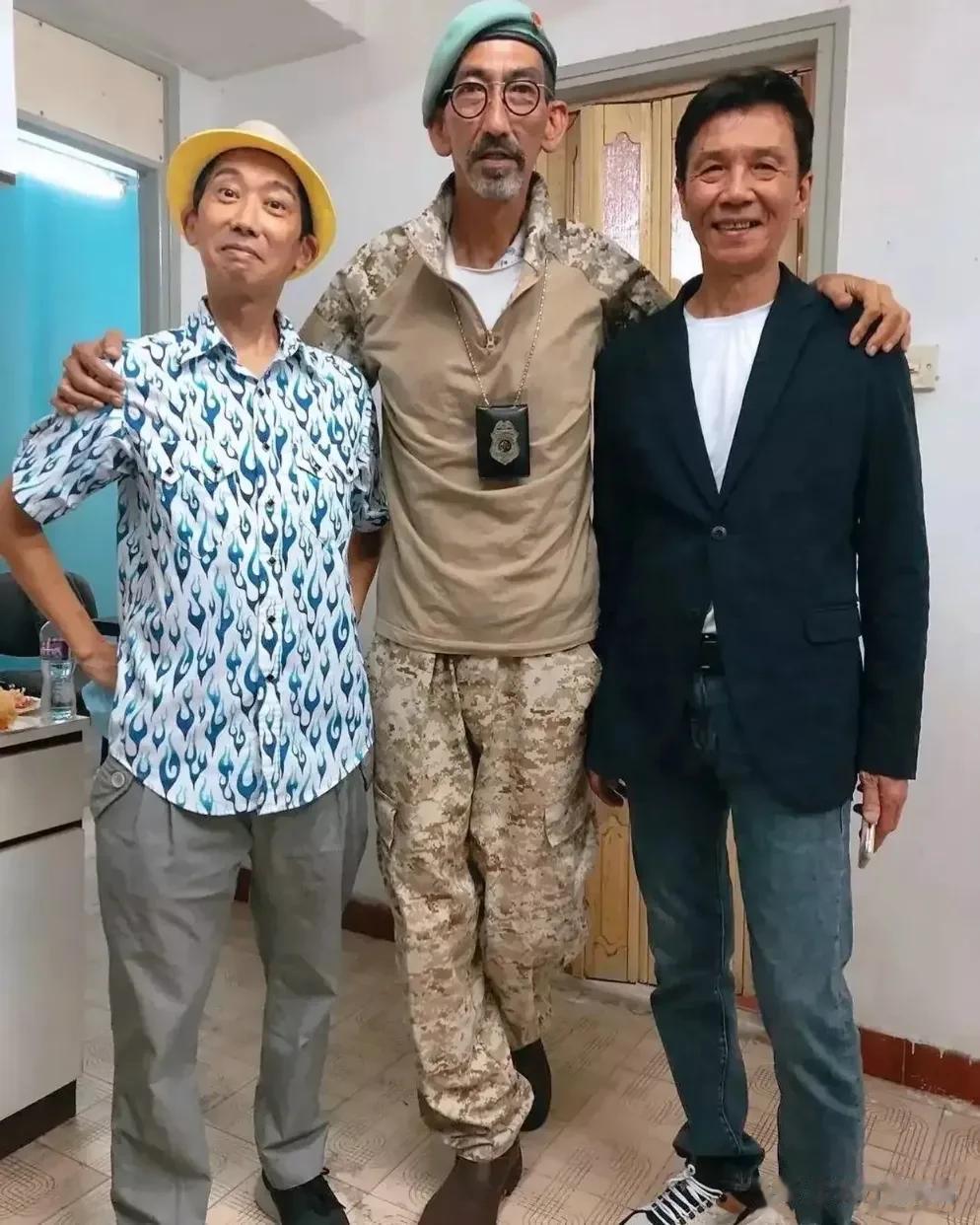 用他们饰演的一个角色，证明你认识照片中的三位香港老戏骨，不许说名字哦～