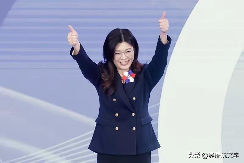 郑丽文霸气抛出一句，一九四五年台湾回到了祖国怀抱，结束了长达四十多年日本侵略者的