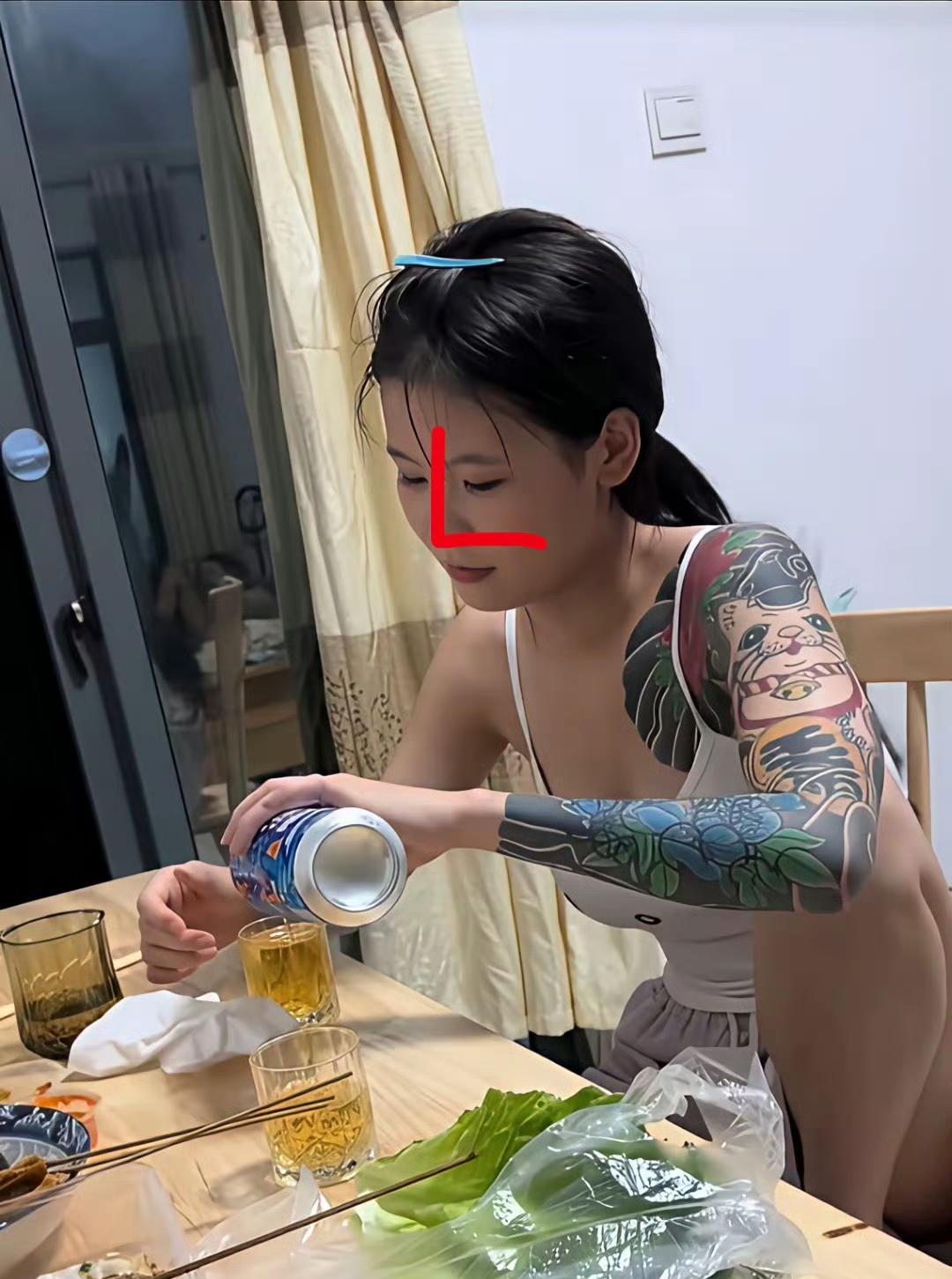 漂漂亮亮一个女孩子，为啥要纹一条大花臂呢？这是什么审美，能增加吸引力吗？我想但凡
