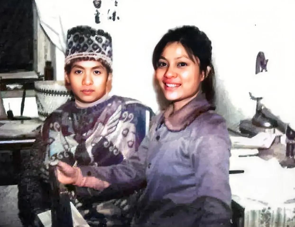80年代，顾城和妻子，留下的一张合影，仔细看我们会发现，他的妻子谢烨，长相甜美，