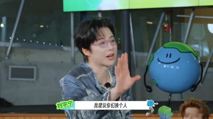 李乃文快笑晕了王玉雯还在加码陈星旭把李乃文笑红温了地球超新鲜 陈星旭边比✌🏻边
